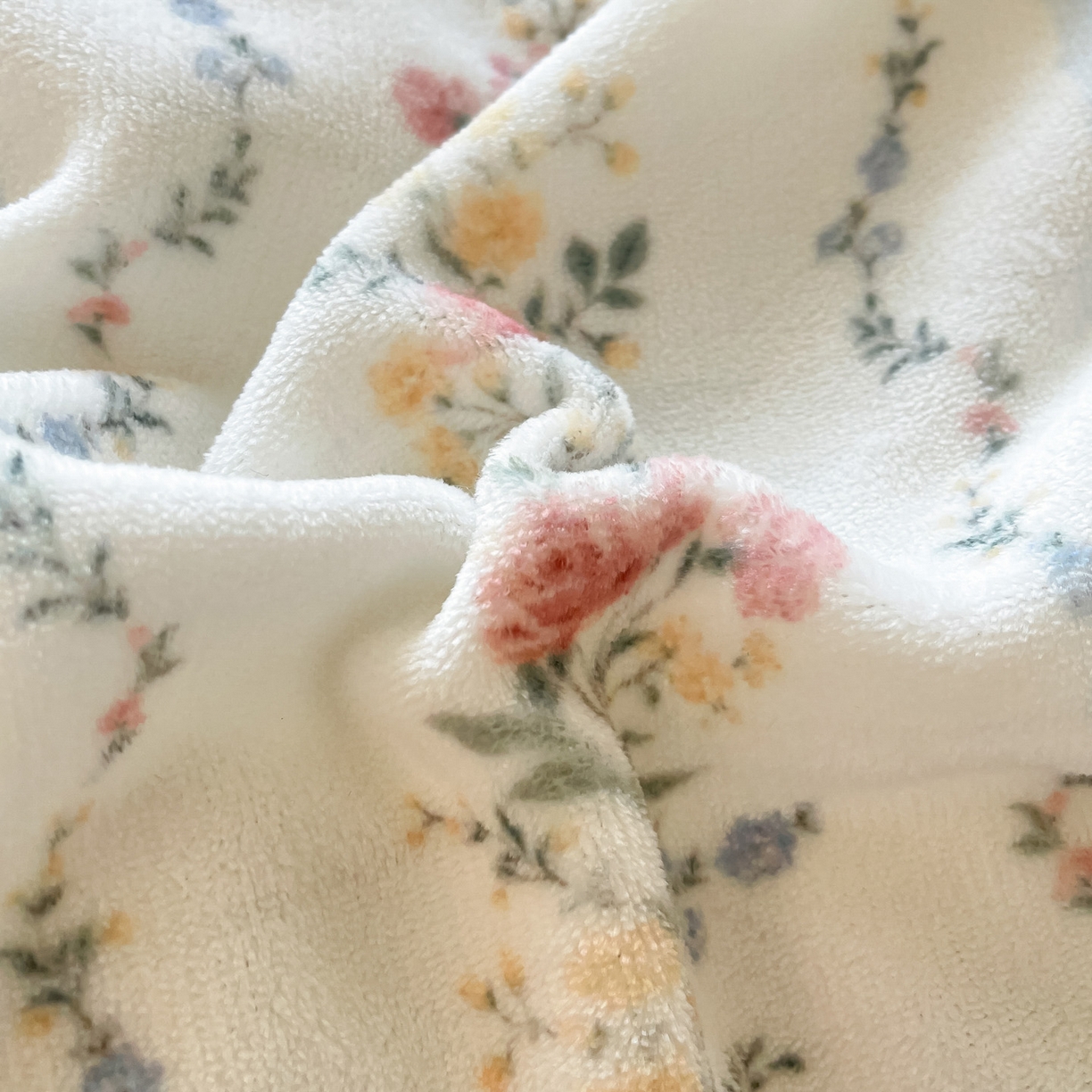 91家纺网 家纺一手货源 找家纺 如一 2025新款A类高克重牛奶绒印花三角针工艺四件套 安梦