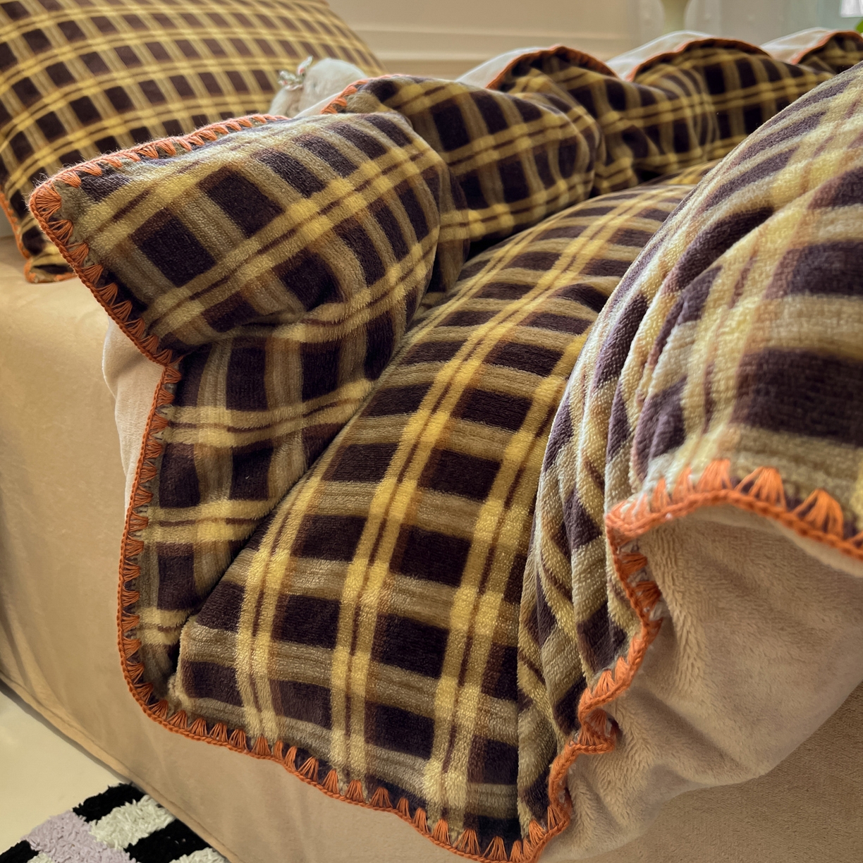 91家纺网 家纺一手货源 找家纺 如一 2025新款A类高克重牛奶绒印花三角针工艺四件套 秋思咖