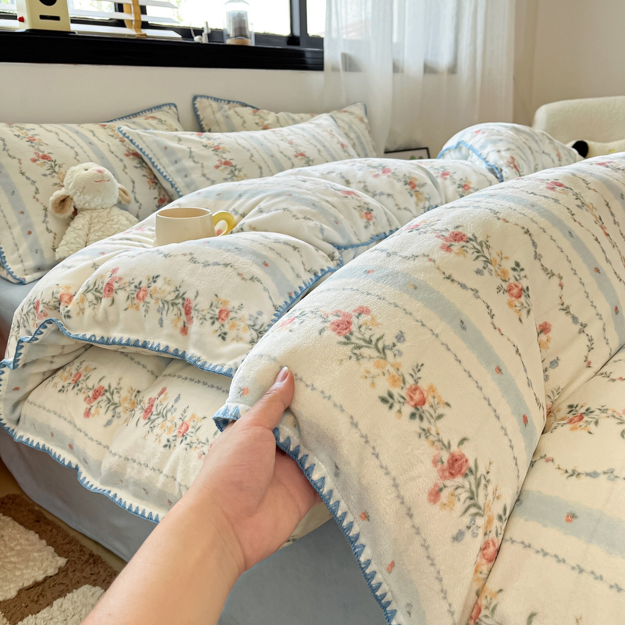 91家纺网 家纺一手货源 找家纺 如一 2025新款A类高克重牛奶绒印花三角针工艺四件套 安梦