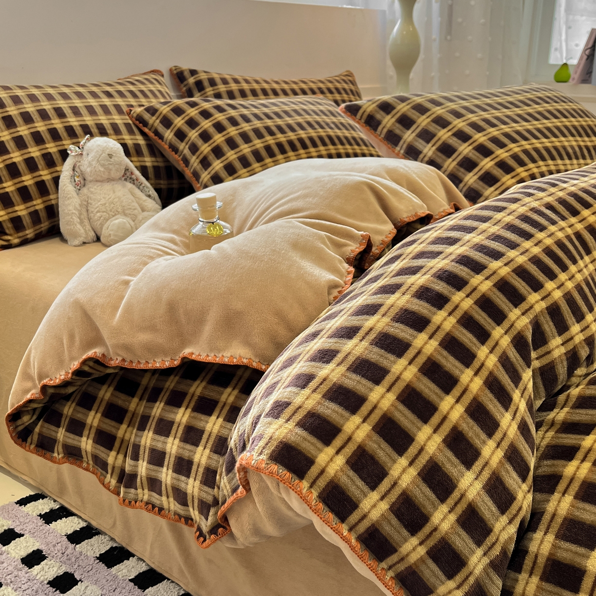 91家纺网 家纺一手货源 找家纺 如一 2025新款A类高克重牛奶绒印花三角针工艺四件套 秋思咖