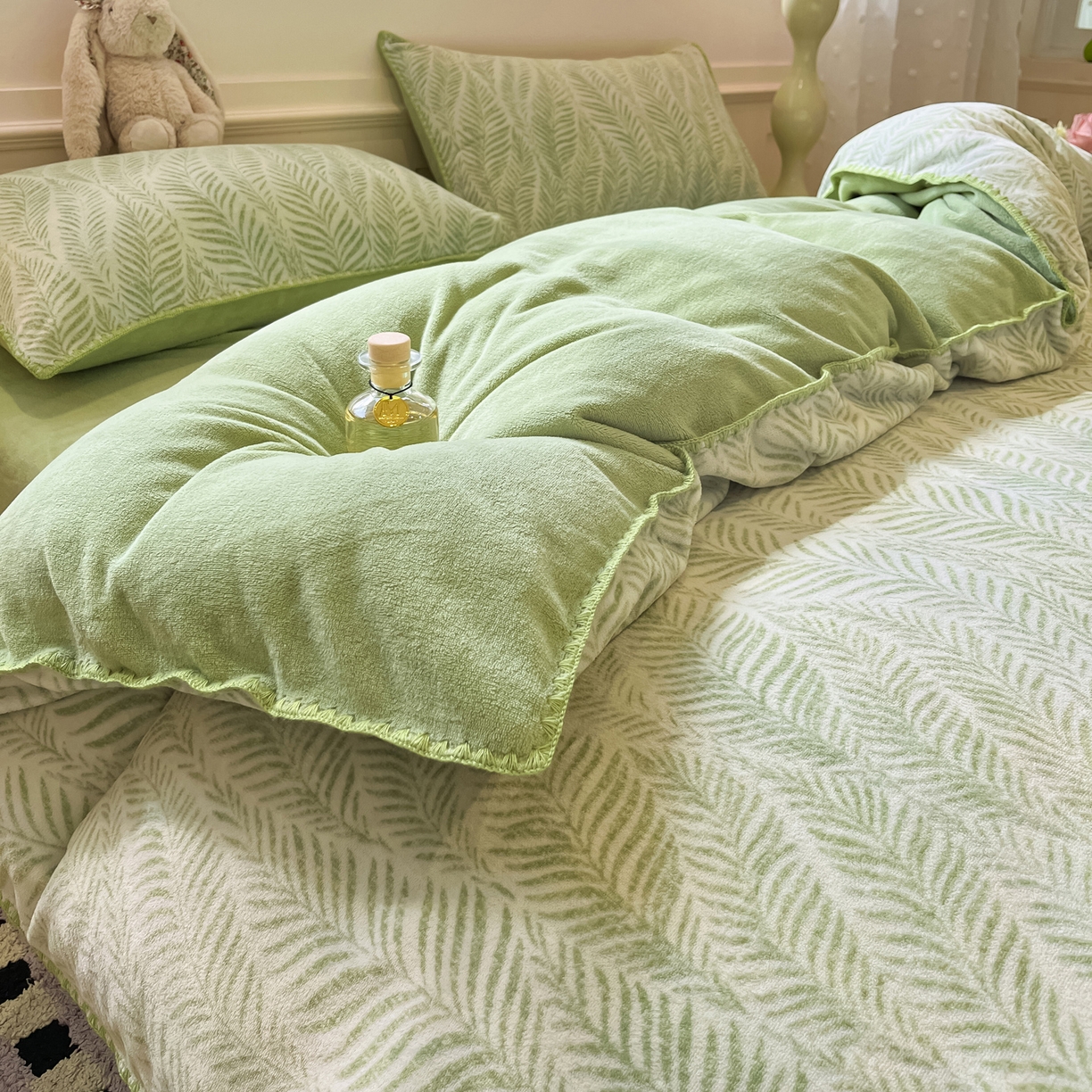 91家纺网 家纺一手货源 找家纺 如一 2025新款A类高克重牛奶绒印花三角针工艺四件套 流年绿