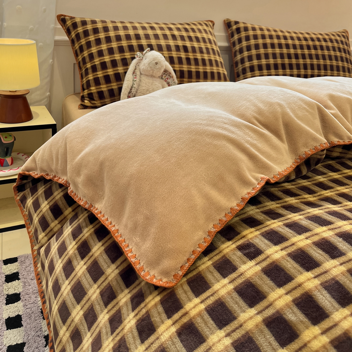 91家纺网 家纺一手货源 找家纺 如一 2025新款A类高克重牛奶绒印花三角针工艺四件套 秋思咖