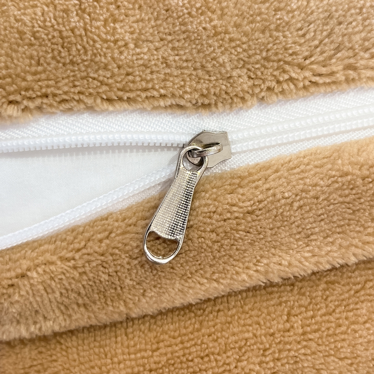 91家纺网 家纺一手货源 找家纺 如一 2025新款A类高克重牛奶绒印花三角针工艺四件套 秋思咖