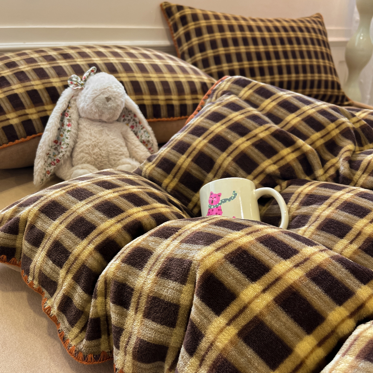 91家纺网 家纺一手货源 找家纺 如一 2025新款A类高克重牛奶绒印花三角针工艺四件套 秋思咖