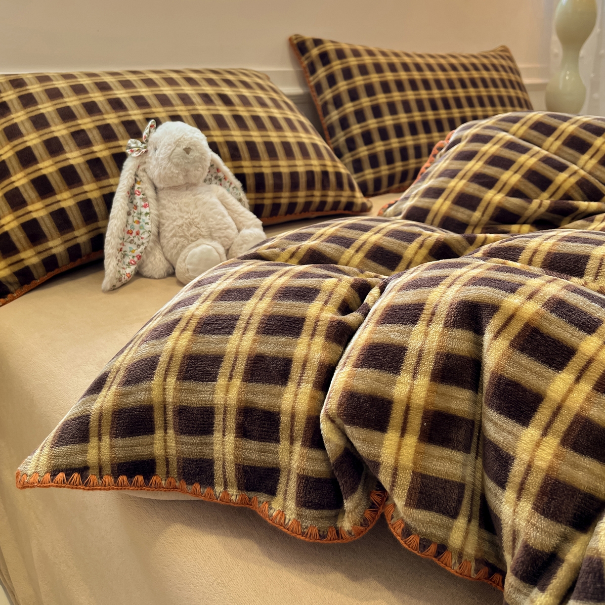 91家纺网 家纺一手货源 找家纺 如一 2025新款A类高克重牛奶绒印花三角针工艺四件套 秋思咖