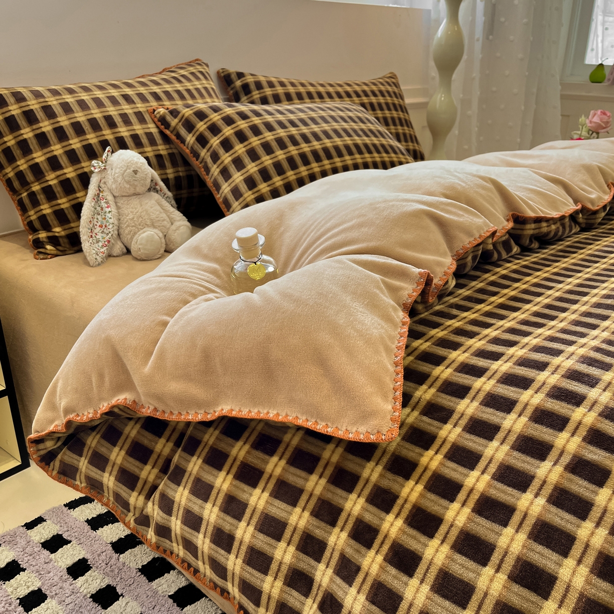 91家纺网 家纺一手货源 找家纺 如一 2025新款A类高克重牛奶绒印花三角针工艺四件套 秋思咖