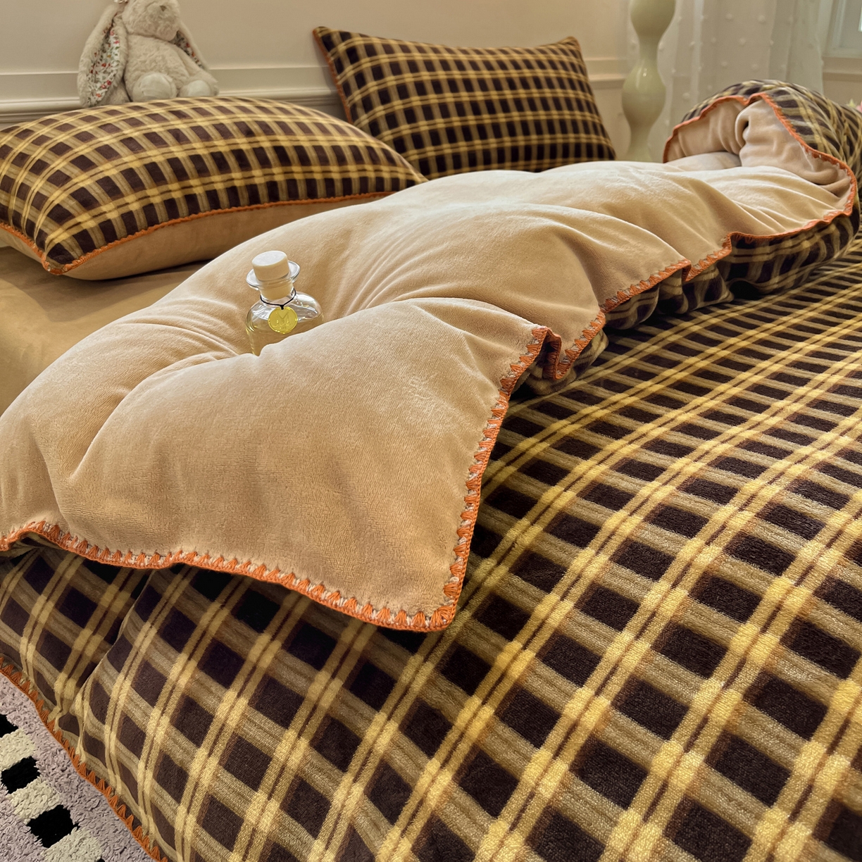 91家纺网 家纺一手货源 找家纺 如一 2025新款A类高克重牛奶绒印花三角针工艺四件套 秋思咖