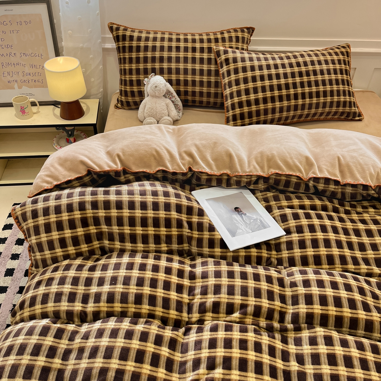 91家纺网 家纺一手货源 找家纺 如一 2025新款A类高克重牛奶绒印花三角针工艺四件套 秋思咖