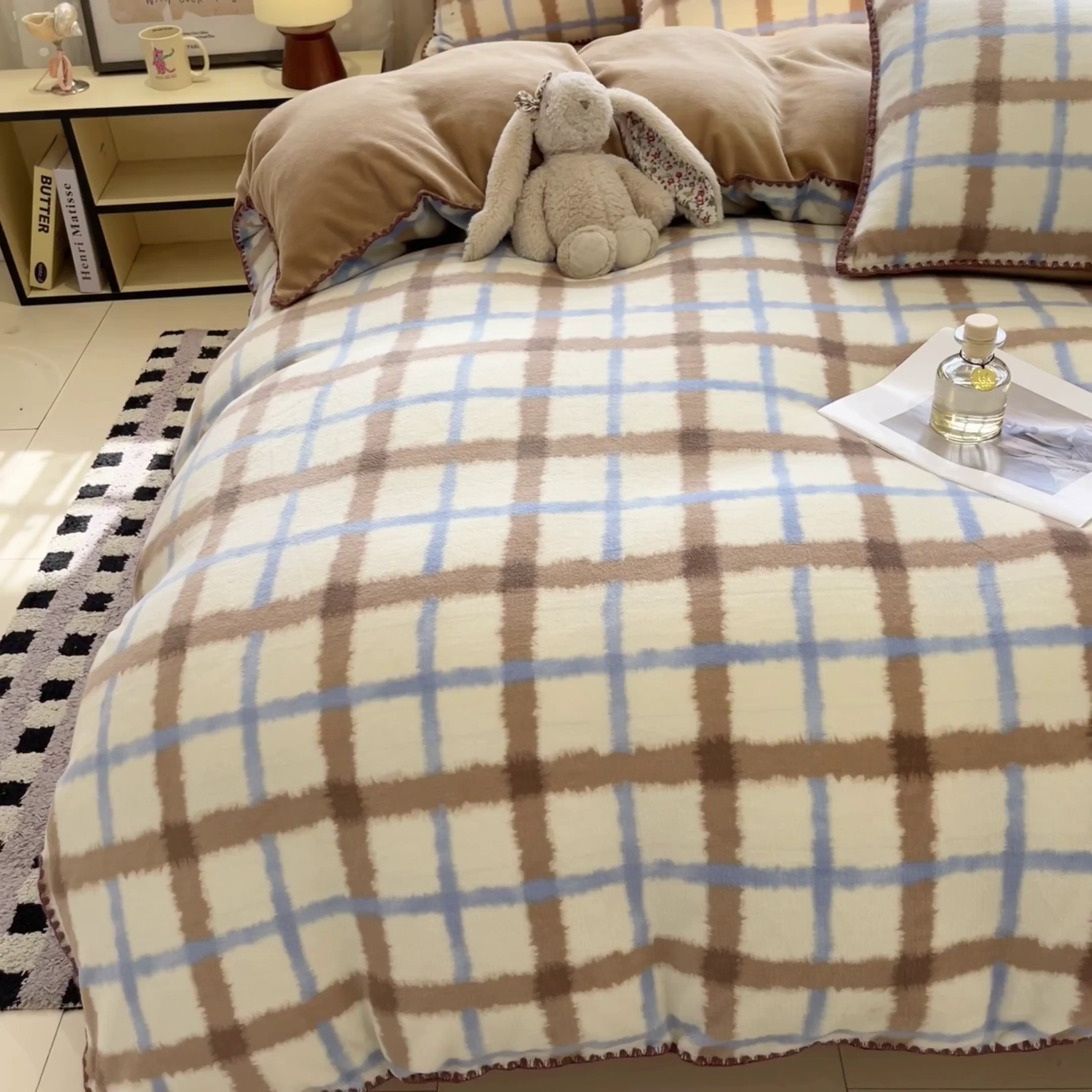 91家纺网 家纺一手货源 找家纺 如一 2025新款A类高克重牛奶绒印花三角针工艺四件套 格韵咖