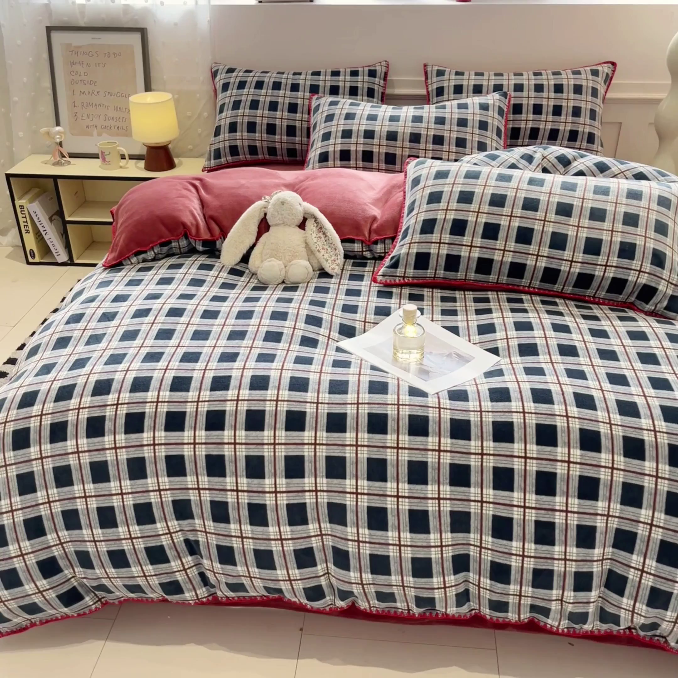 91家纺网 家纺一手货源 找家纺 如一 2025新款A类高克重牛奶绒印花三角针工艺四件套 英伦蓝