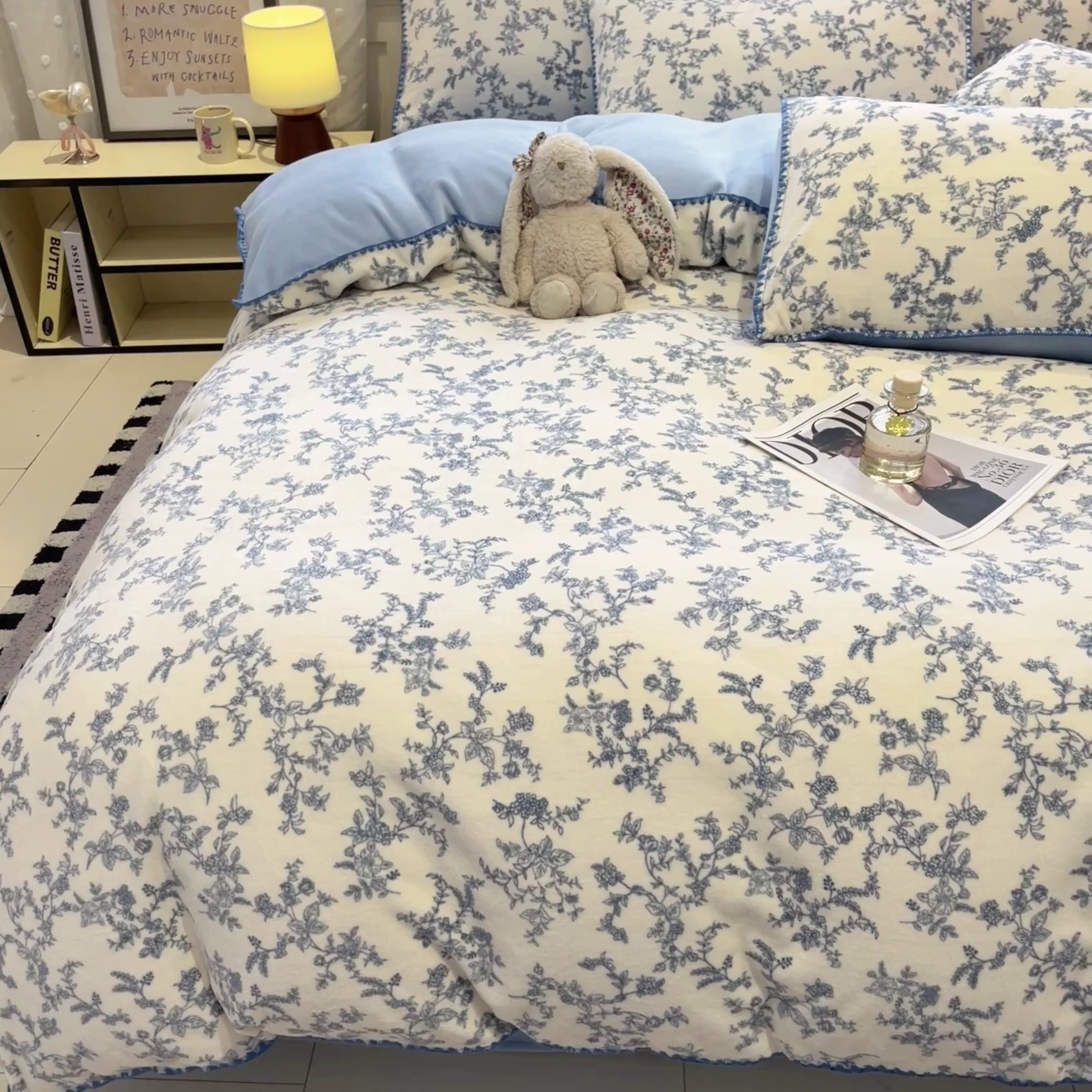 91家纺网 家纺一手货源 找家纺 如一 2025新款A类高克重牛奶绒印花三角针工艺四件套 雅韵蓝