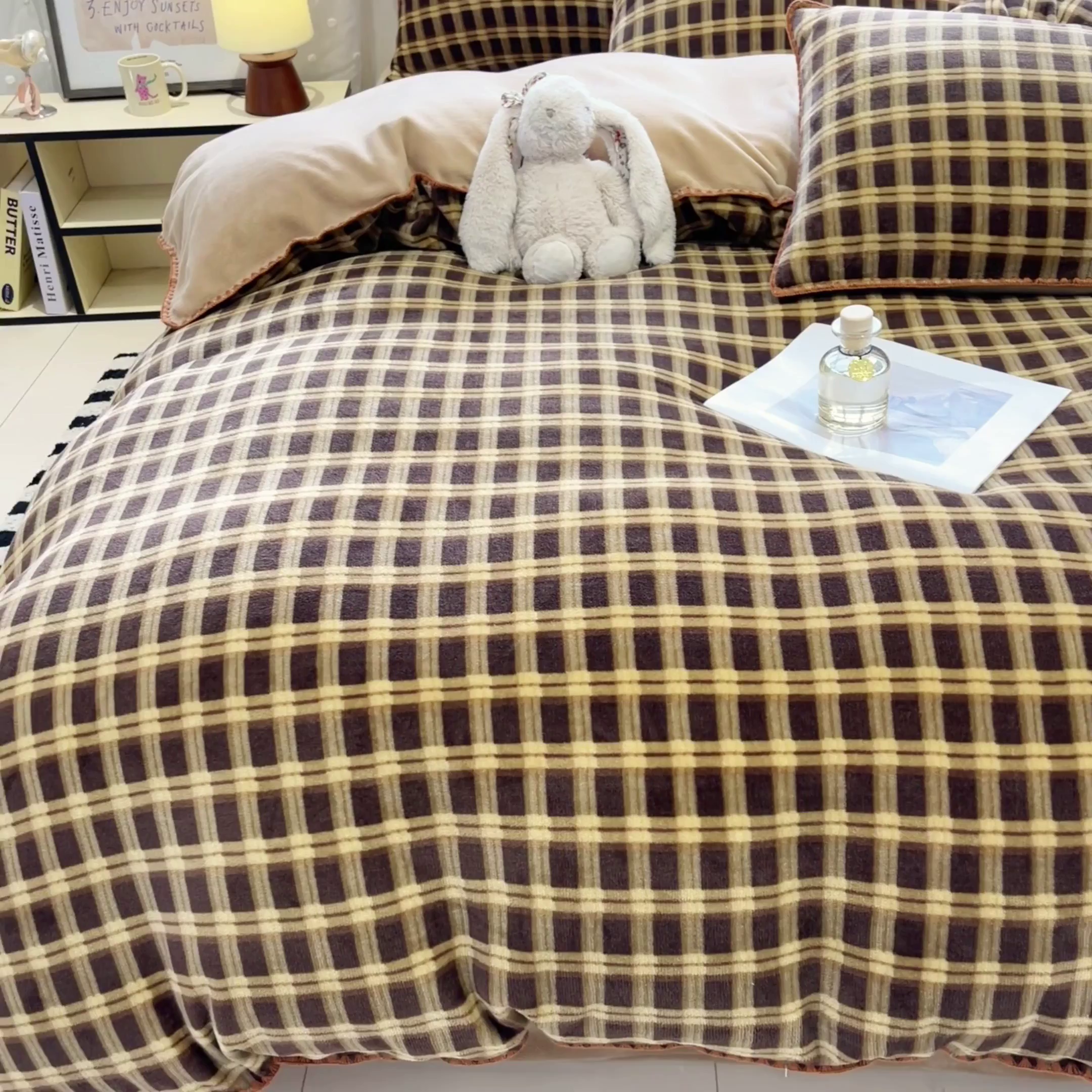 91家纺网 家纺一手货源 找家纺 如一 2025新款A类高克重牛奶绒印花三角针工艺四件套 秋思咖