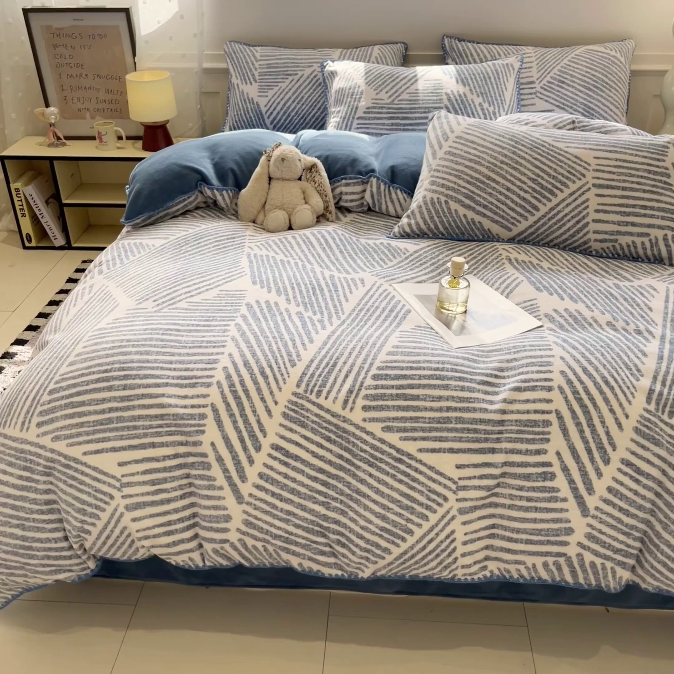 91家纺网 家纺一手货源 找家纺 如一 2025新款A类高克重牛奶绒印花三角针工艺四件套 秘境蓝