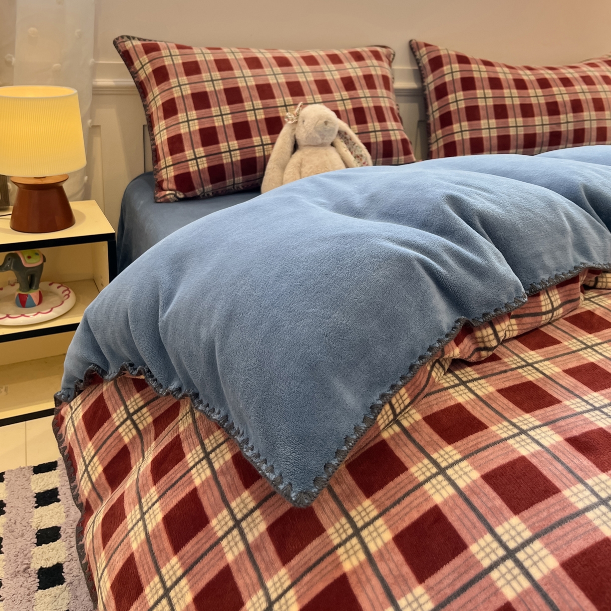 91家纺网 家纺一手货源 找家纺 如一 2025新款A类高克重牛奶绒印花三角针工艺四件套 英伦红