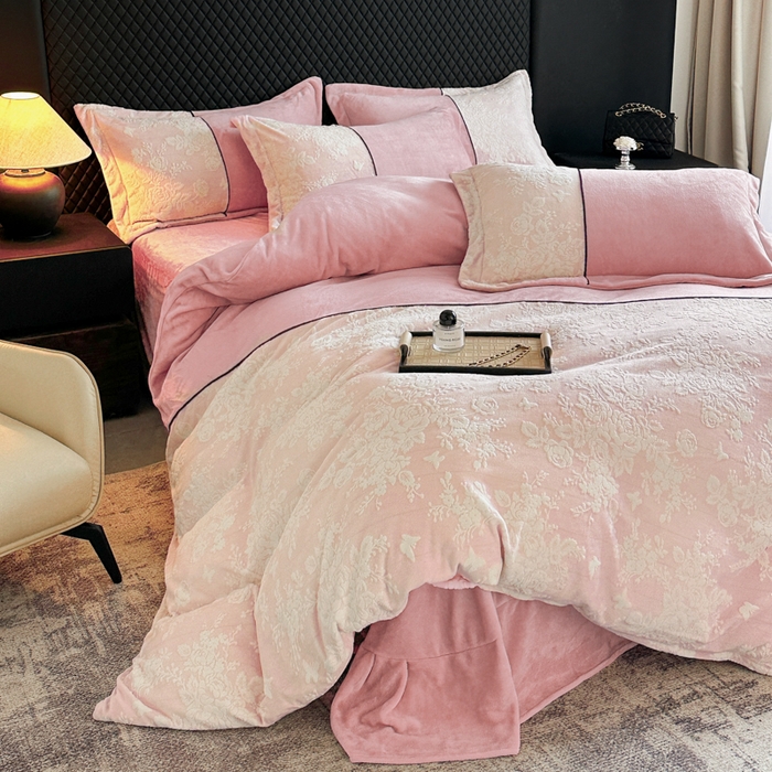 91家纺网 家纺一手货源 找家纺 诺梵家纺 2025新款拼接雕花牛奶绒四件套 邂逅-粉