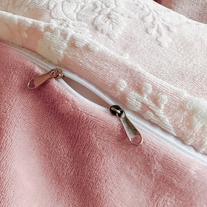 91家纺网 家纺一手货源 找家纺 诺梵家纺 2025新款拼接雕花牛奶绒四件套 邂逅-粉