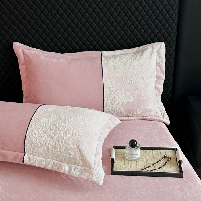 91家纺网 家纺一手货源 找家纺 诺梵家纺 2025新款拼接雕花牛奶绒四件套 邂逅-粉