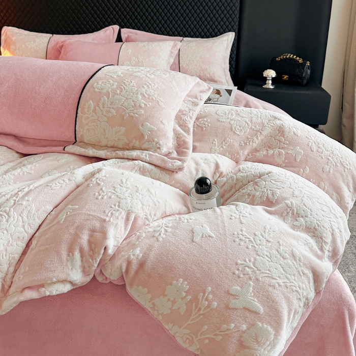 91家纺网 家纺一手货源 找家纺 诺梵家纺 2025新款拼接雕花牛奶绒四件套 邂逅-粉