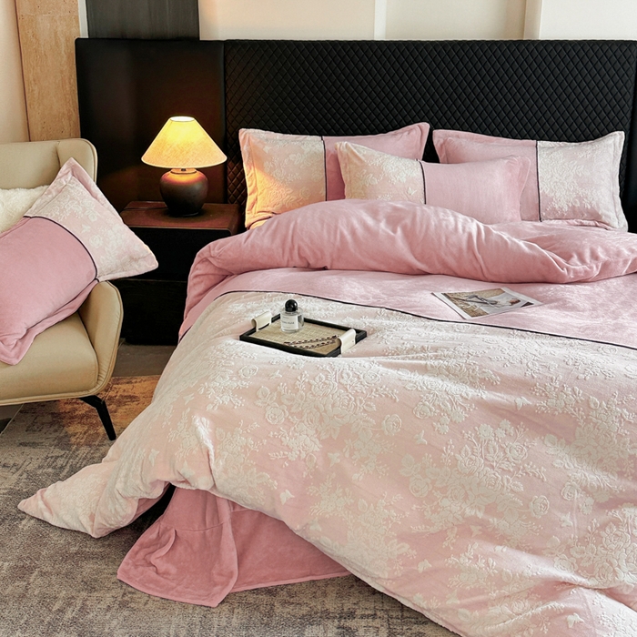 91家纺网 家纺一手货源 找家纺 诺梵家纺 2025新款拼接雕花牛奶绒四件套 邂逅-粉