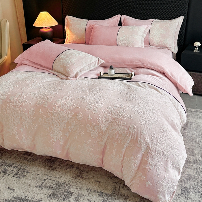 91家纺网 家纺一手货源 找家纺 诺梵家纺 2025新款拼接雕花牛奶绒四件套 邂逅-粉