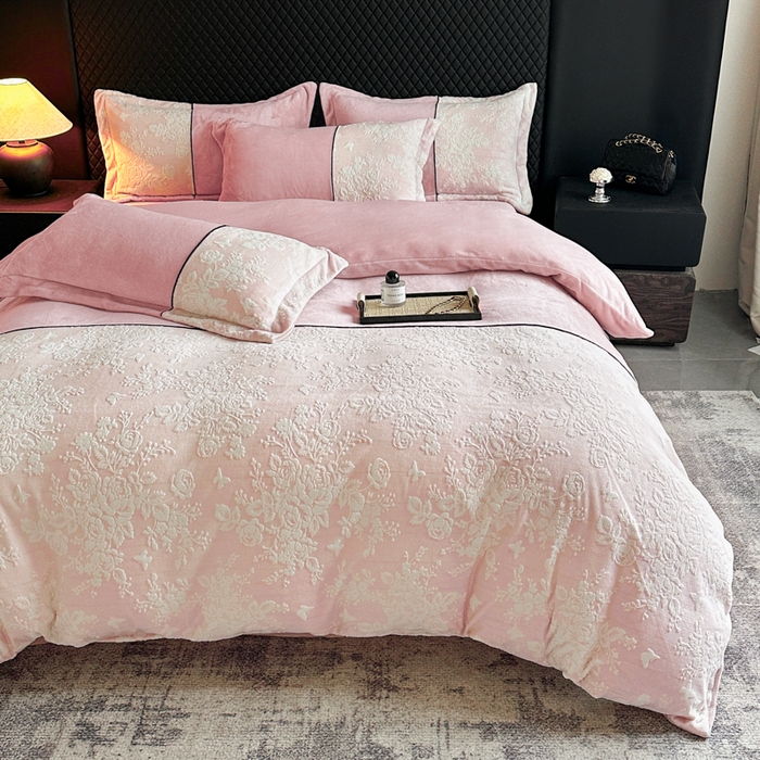 91家纺网 家纺一手货源 找家纺 诺梵家纺 2025新款拼接雕花牛奶绒四件套 邂逅-粉