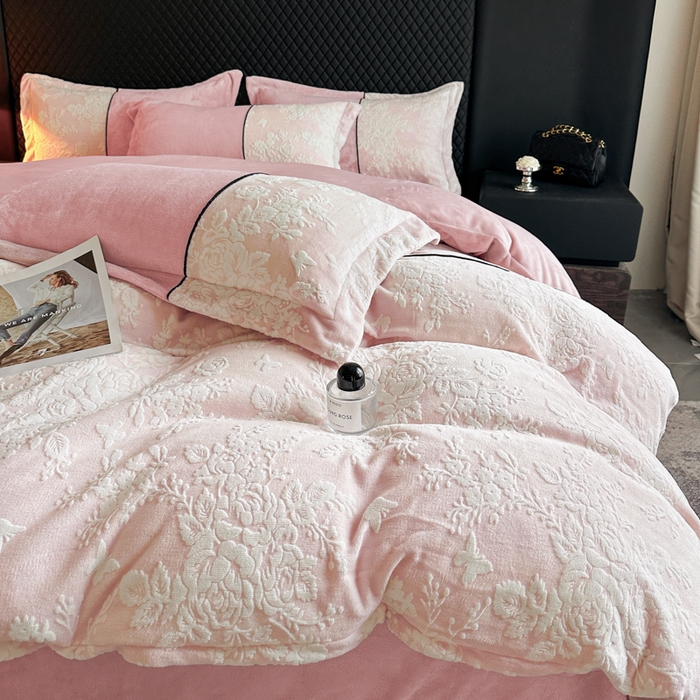 91家纺网 家纺一手货源 找家纺 诺梵家纺 2025新款拼接雕花牛奶绒四件套 邂逅-粉