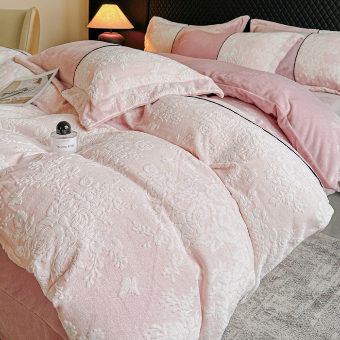 91家纺网 家纺一手货源 找家纺 诺梵家纺 2025新款拼接雕花牛奶绒四件套 邂逅-粉