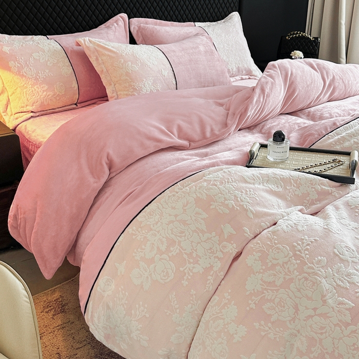 91家纺网 家纺一手货源 找家纺 诺梵家纺 2025新款拼接雕花牛奶绒四件套 邂逅-粉