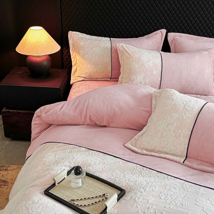 91家纺网 家纺一手货源 找家纺 诺梵家纺 2025新款拼接雕花牛奶绒四件套 邂逅-粉