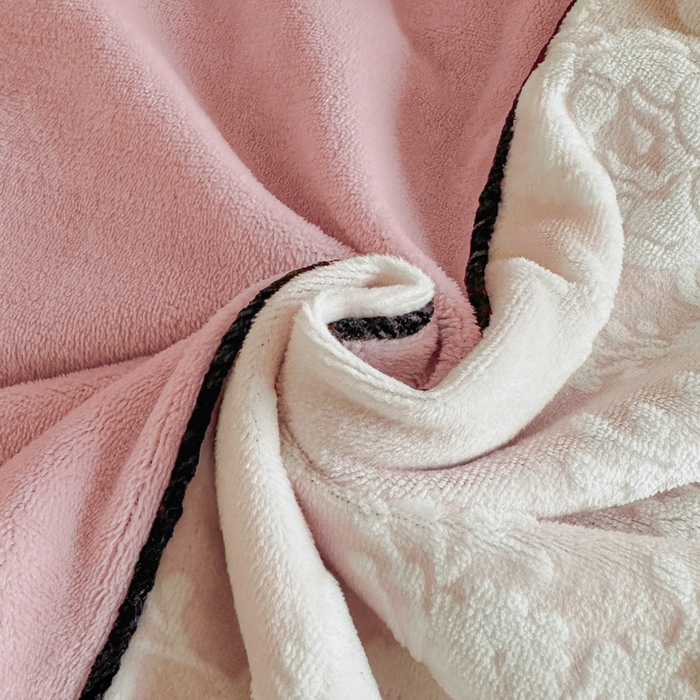 91家纺网 家纺一手货源 找家纺 诺梵家纺 2025新款拼接雕花牛奶绒四件套 邂逅-粉