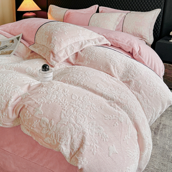 91家纺网 家纺一手货源 找家纺 诺梵家纺 2025新款拼接雕花牛奶绒四件套 邂逅-粉