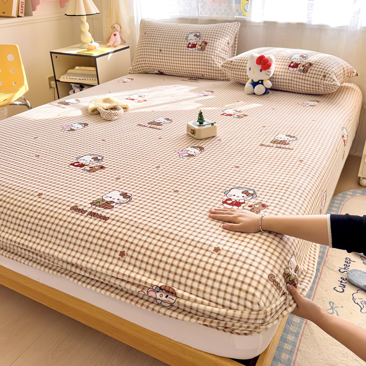 91家纺网 家纺一手货源 找家纺 灿哈家纺 2025新款牛奶绒印花床笠单品床笠床笠单件床笠三件套 格子猫-咖色