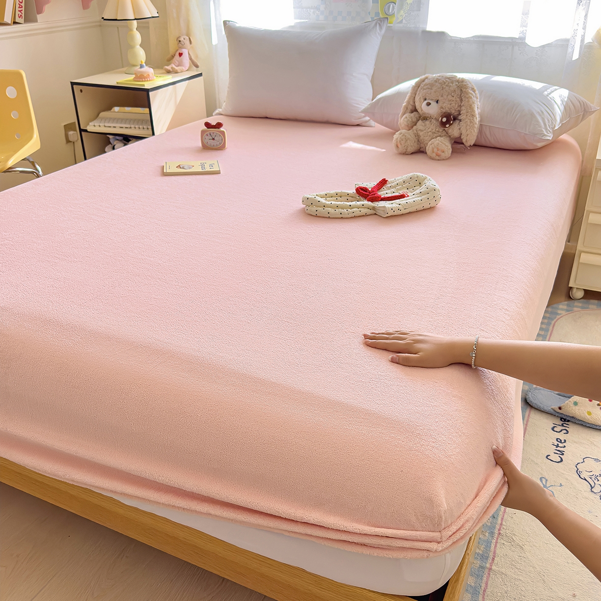 91家纺网 家纺一手货源 找家纺 灿哈家纺 2025新款牛奶绒印花床笠单品床笠床笠单件床笠三件套 草莓粉