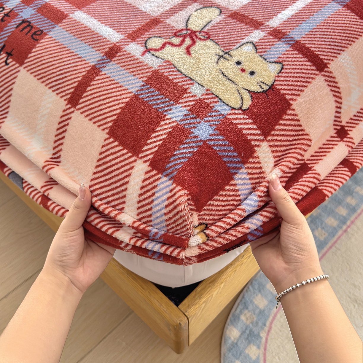 91家纺网 家纺一手货源 找家纺 灿哈家纺 2025新款牛奶绒印花床笠单品床笠床笠单件床笠三件套 可爱猫咪