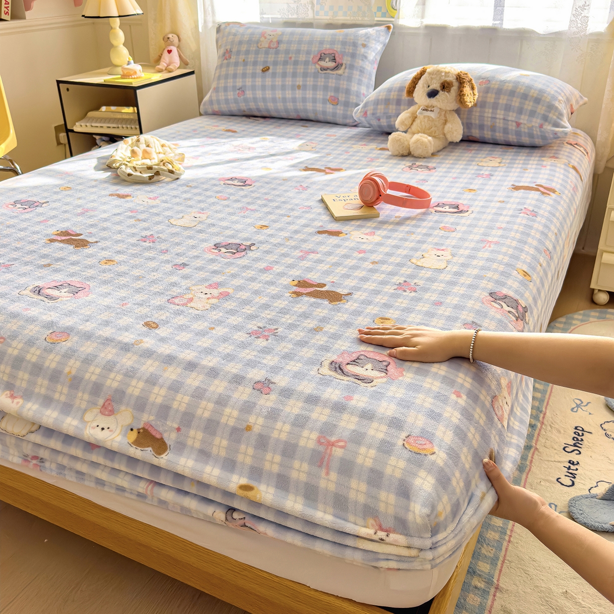 91家纺网 家纺一手货源 找家纺 灿哈家纺 2025新款牛奶绒印花床笠单品床笠床笠单件床笠三件套 格子猫-蓝色