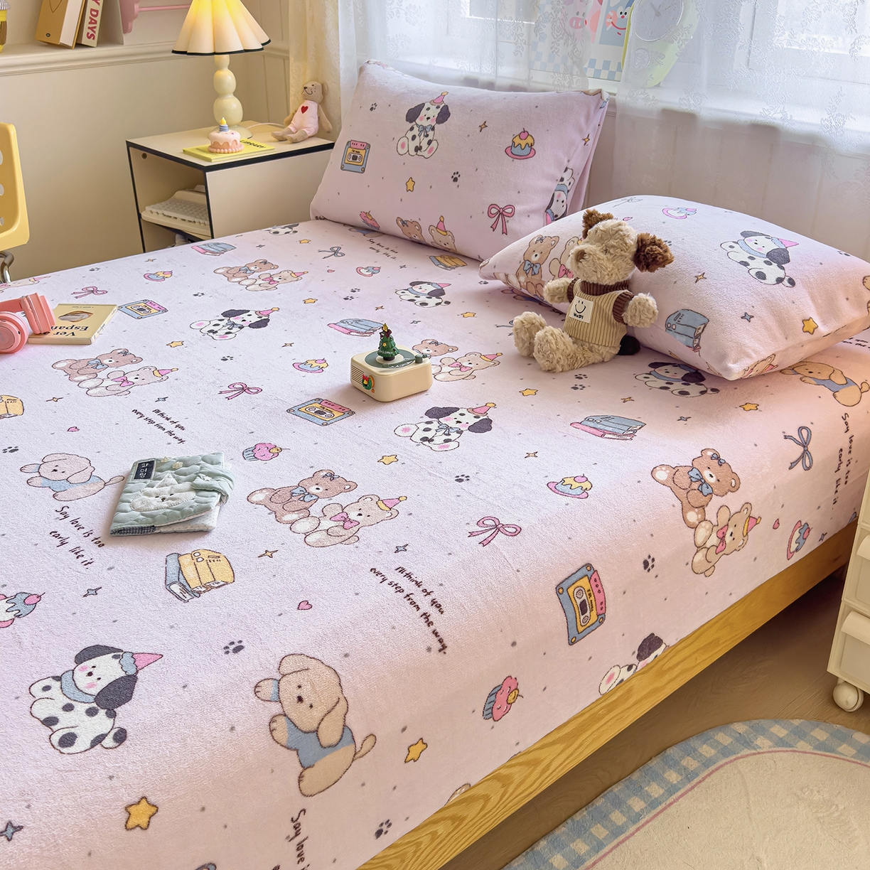 91家纺网 家纺一手货源 找家纺 灿哈家纺 2025新款牛奶绒印花床笠单品床笠床笠单件床笠三件套 斑点小狗