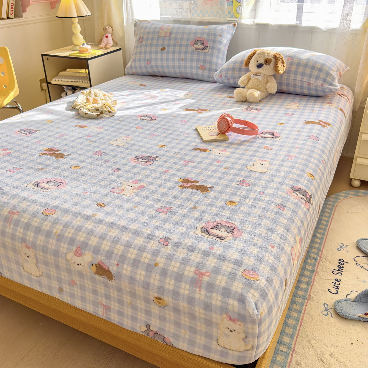 91家纺网 家纺一手货源 找家纺 灿哈家纺 2025新款牛奶绒印花床笠单品床笠床笠单件床笠三件套 格子猫-蓝色