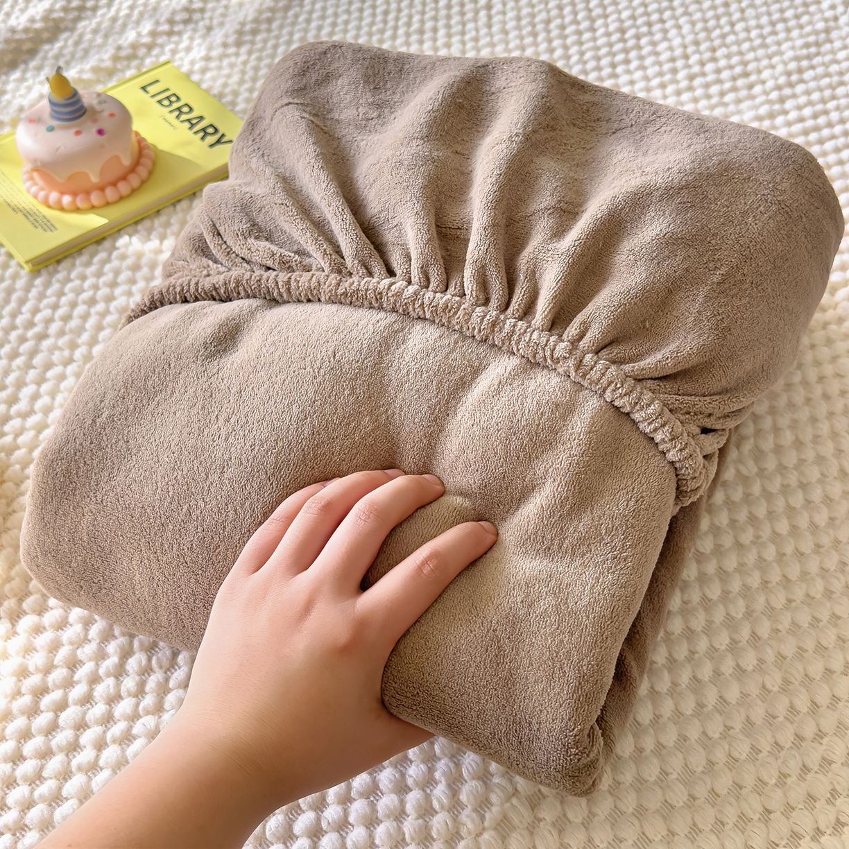 91家纺网 家纺一手货源 找家纺 灿哈家纺 2025新款牛奶绒印花床笠单品床笠床笠单件床笠三件套 咖色