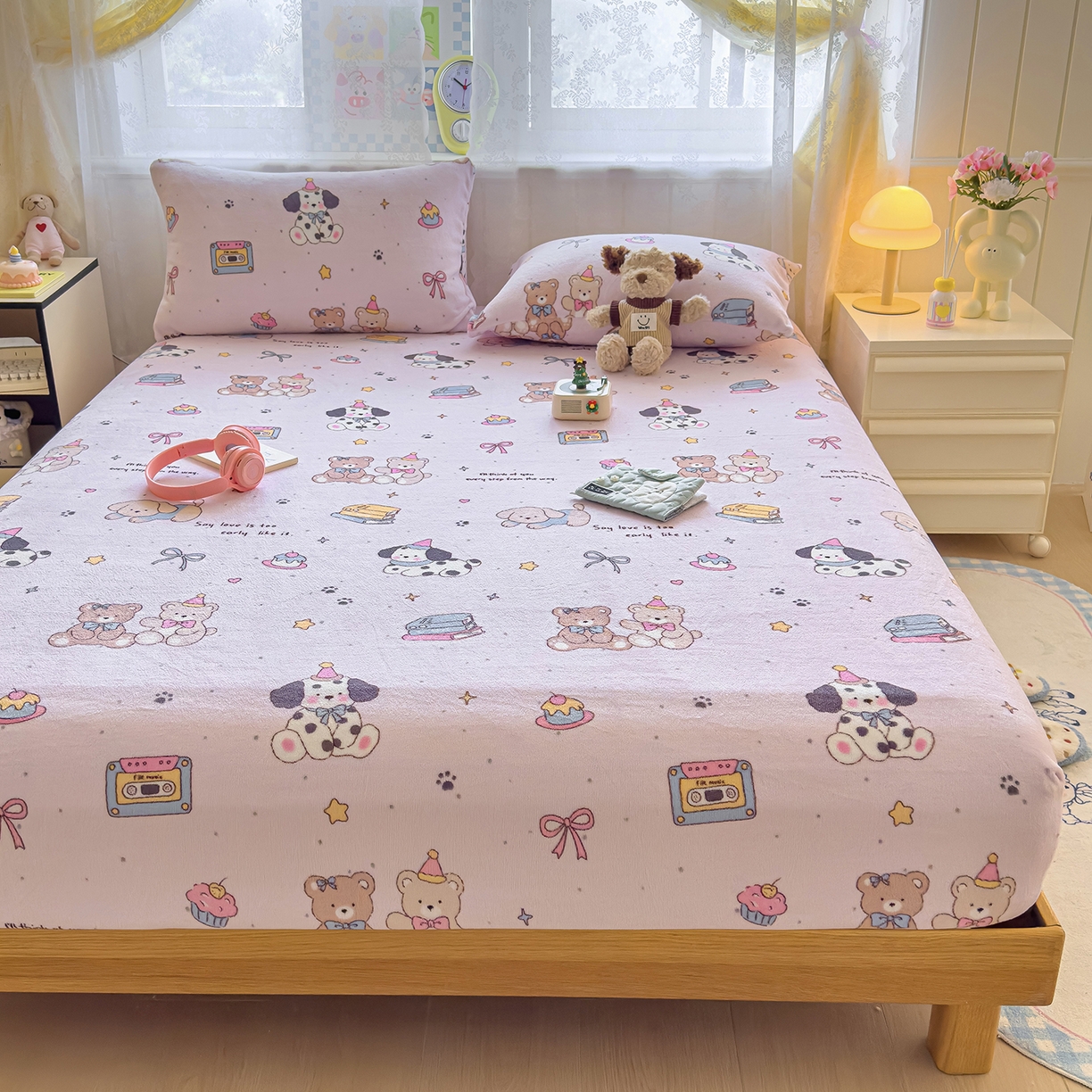 91家纺网 家纺一手货源 找家纺 灿哈家纺 2025新款牛奶绒印花床笠单品床笠床笠单件床笠三件套 斑点小狗