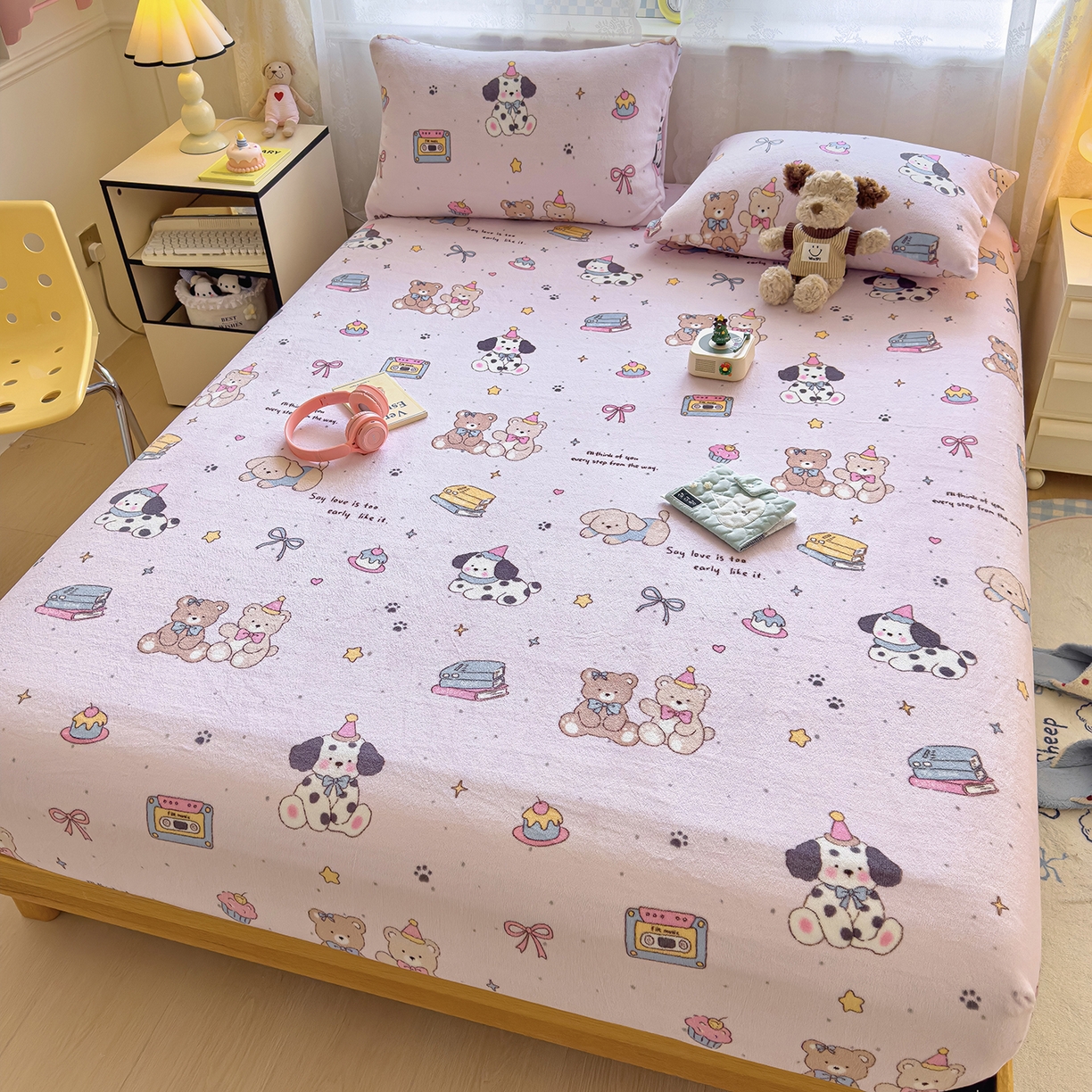 91家纺网 家纺一手货源 找家纺 灿哈家纺 2025新款牛奶绒印花床笠单品床笠床笠单件床笠三件套 斑点小狗