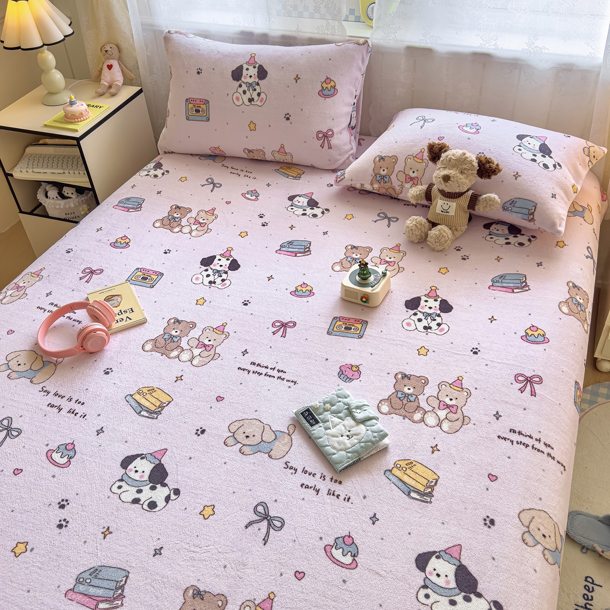 91家纺网 家纺一手货源 找家纺 灿哈家纺 2025新款牛奶绒印花床笠单品床笠床笠单件床笠三件套 斑点小狗