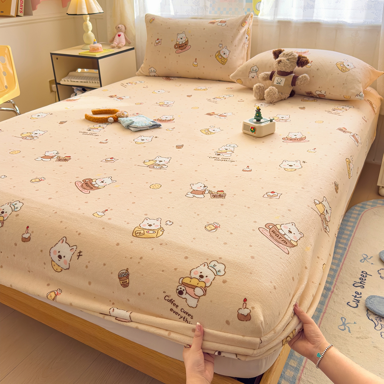 91家纺网 家纺一手货源 找家纺 灿哈家纺 2025新款牛奶绒印花床笠单品床笠床笠单件床笠三件套 咖啡熊