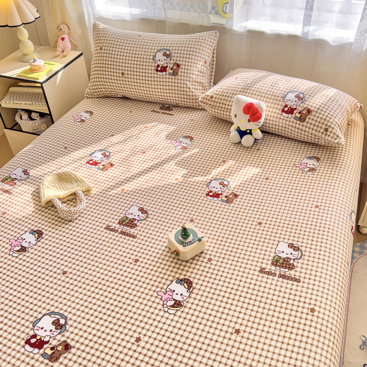 91家纺网 家纺一手货源 找家纺 灿哈家纺 2025新款牛奶绒印花床笠单品床笠床笠单件床笠三件套 格子猫-咖色