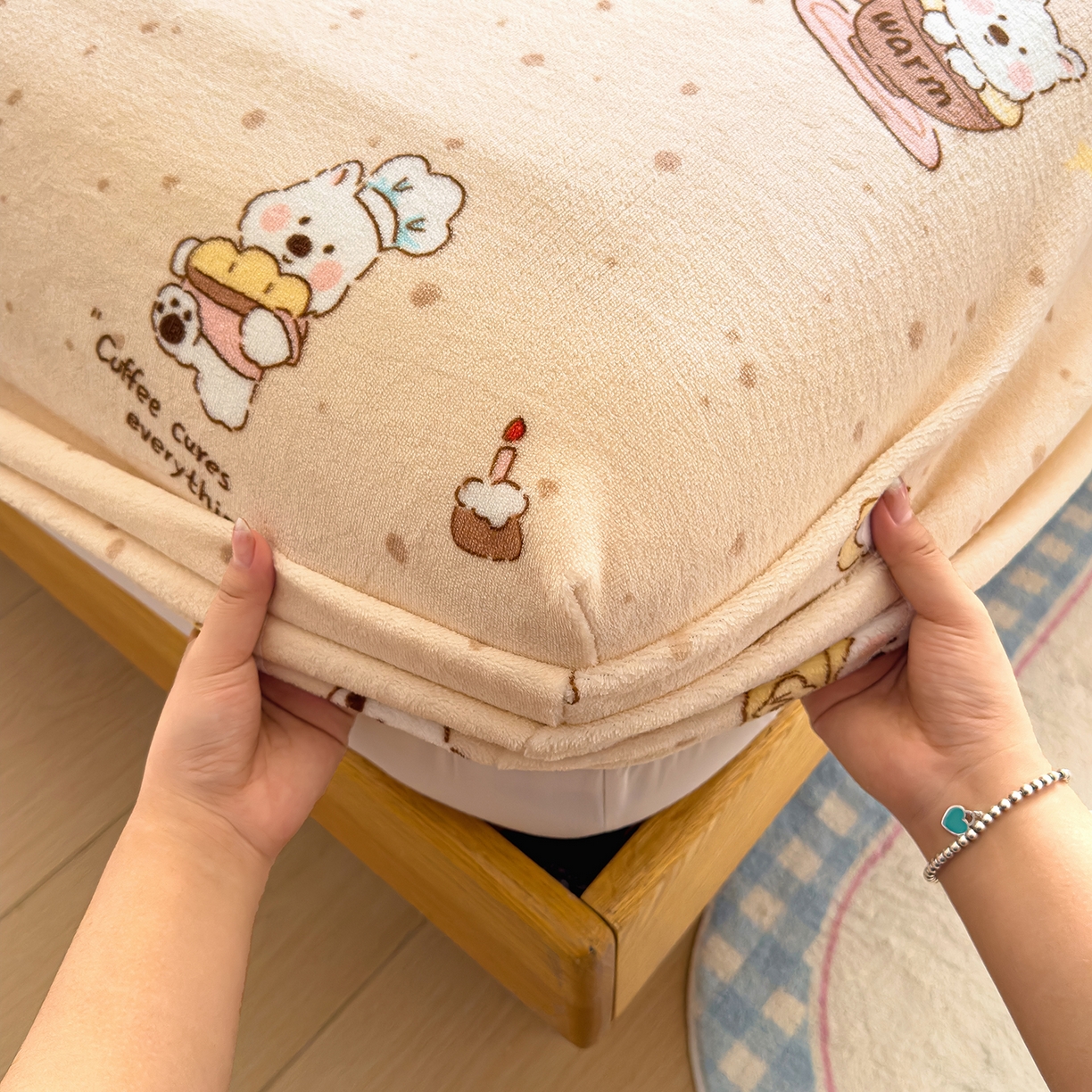 91家纺网 家纺一手货源 找家纺 灿哈家纺 2025新款牛奶绒印花床笠单品床笠床笠单件床笠三件套 咖啡熊