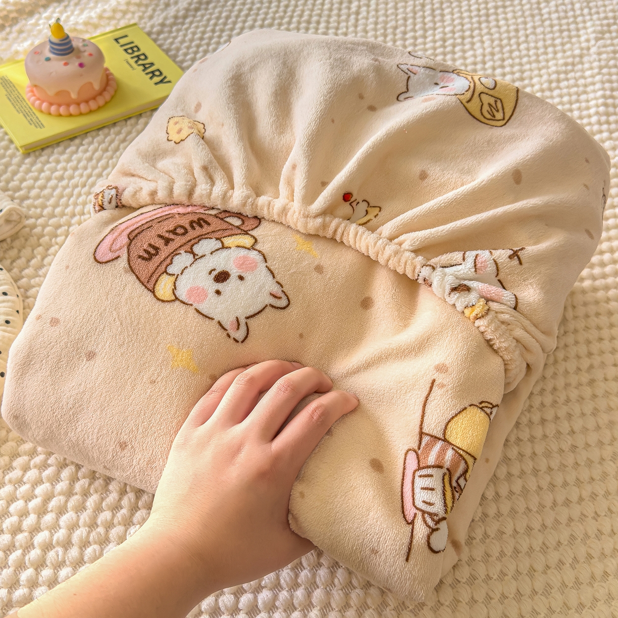 91家纺网 家纺一手货源 找家纺 灿哈家纺 2025新款牛奶绒印花床笠单品床笠床笠单件床笠三件套 咖啡熊