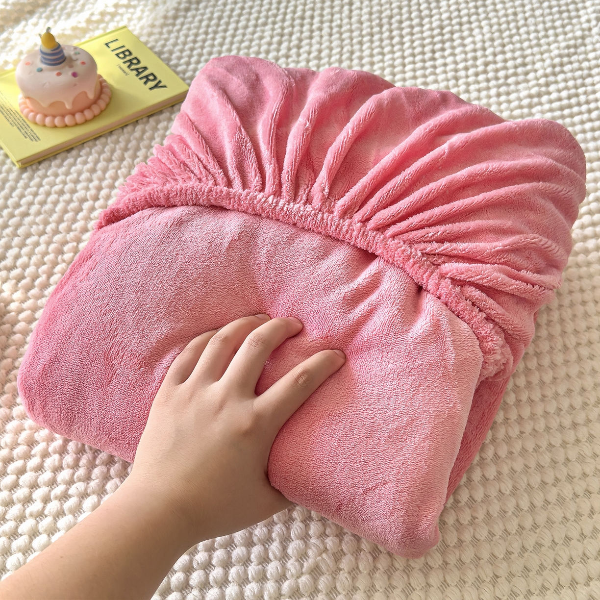 91家纺网 家纺一手货源 找家纺 灿哈家纺 2025新款牛奶绒印花床笠单品床笠床笠单件床笠三件套 深粉