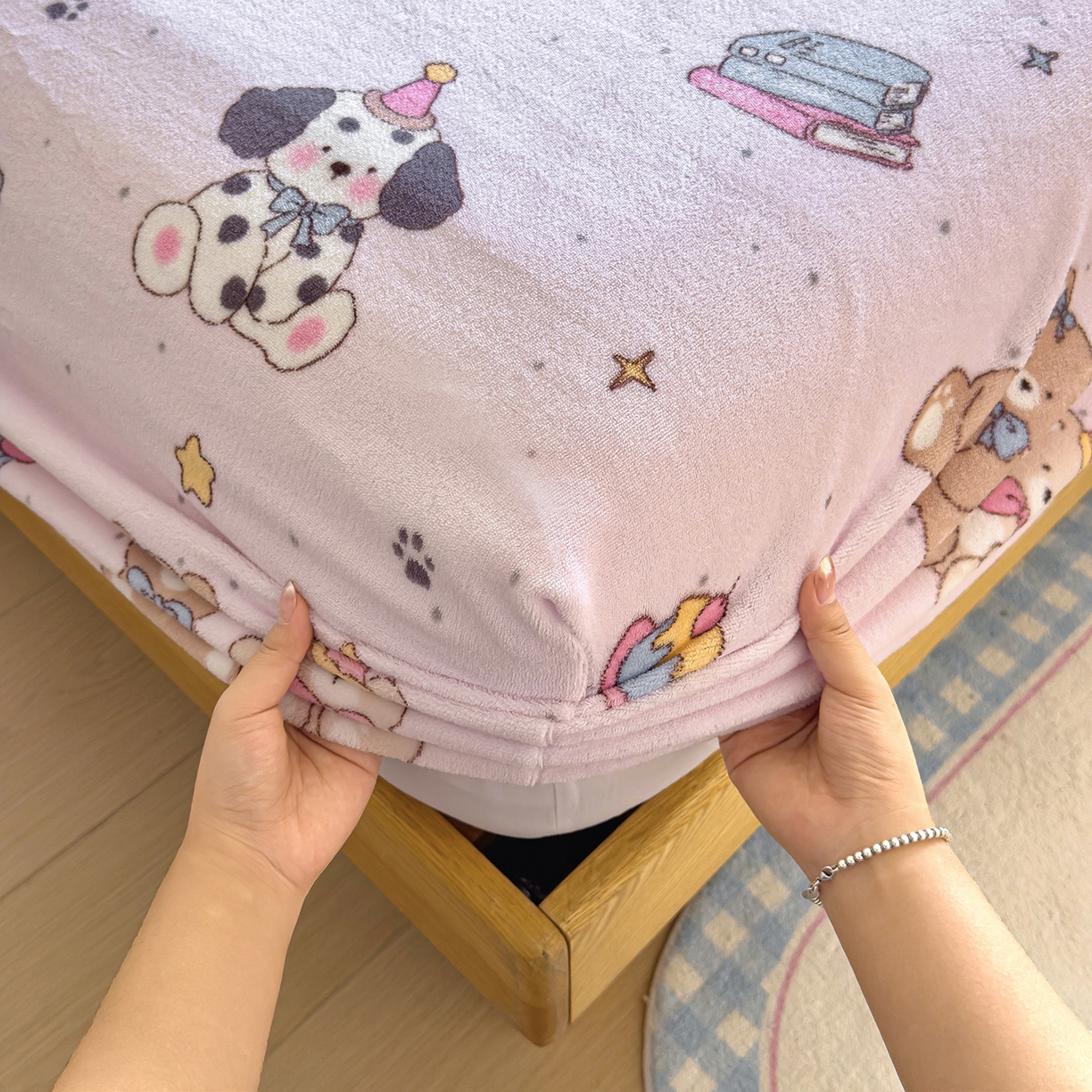 91家纺网 家纺一手货源 找家纺 灿哈家纺 2025新款牛奶绒印花床笠单品床笠床笠单件床笠三件套 斑点小狗