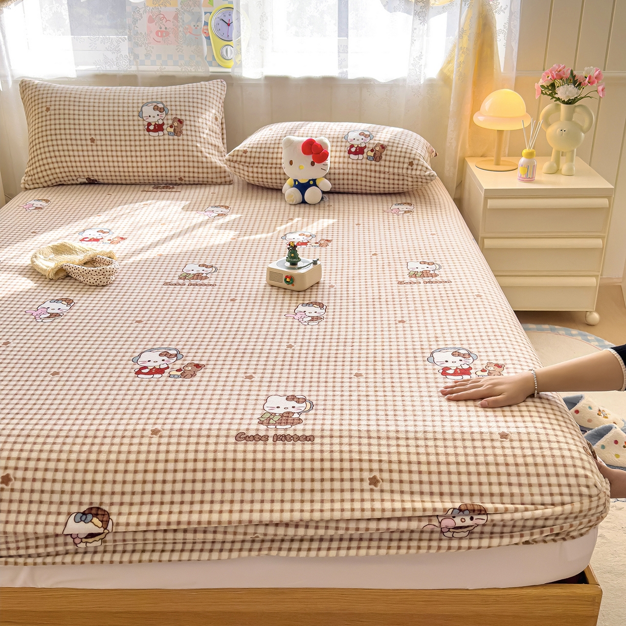 91家纺网 家纺一手货源 找家纺 灿哈家纺 2025新款牛奶绒印花床笠单品床笠床笠单件床笠三件套 格子猫-咖色