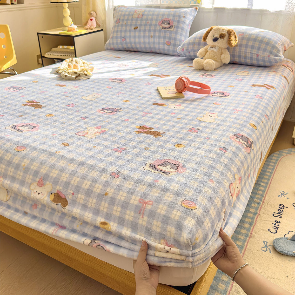 91家纺网 家纺一手货源 找家纺 灿哈家纺 2025新款牛奶绒印花床笠单品床笠床笠单件床笠三件套 格子猫-蓝色