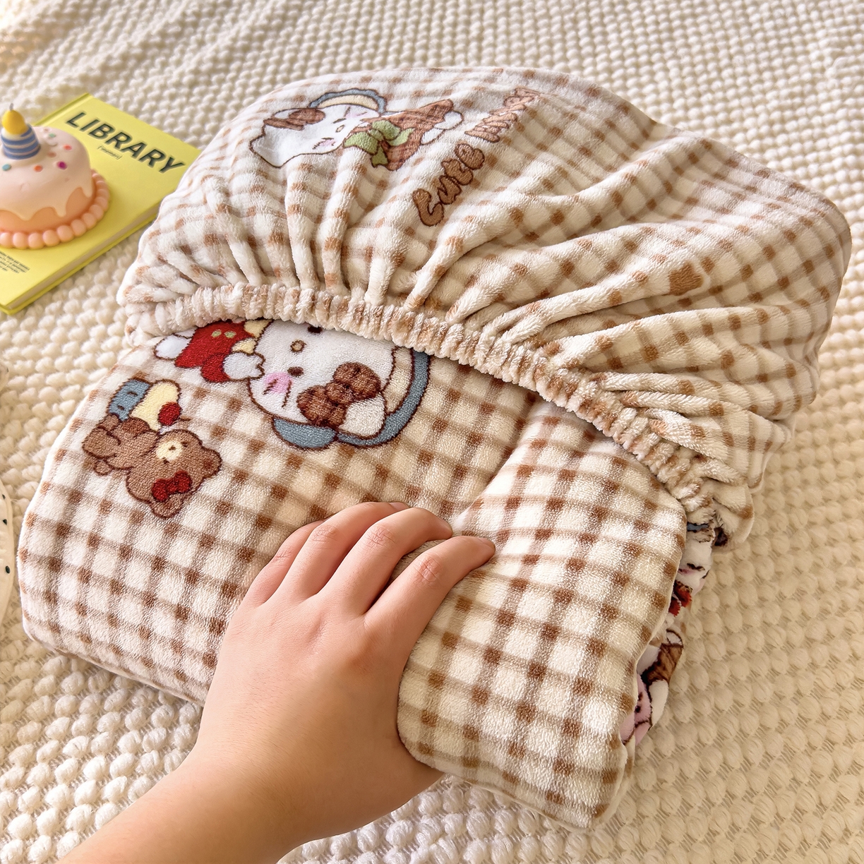 91家纺网 家纺一手货源 找家纺 灿哈家纺 2025新款牛奶绒印花床笠单品床笠床笠单件床笠三件套 格子猫-咖色